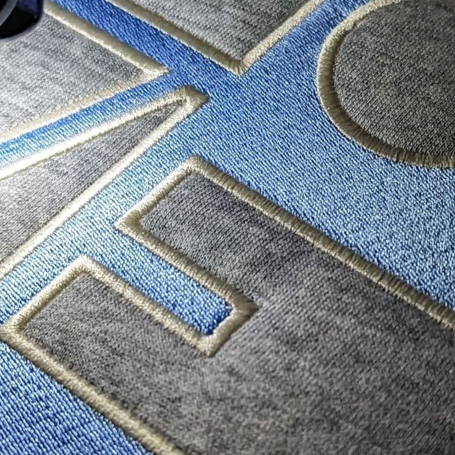 LOVE-Stickerei blau-grau im Kreisformat Nahaufnahme – Stoff³ Kassel